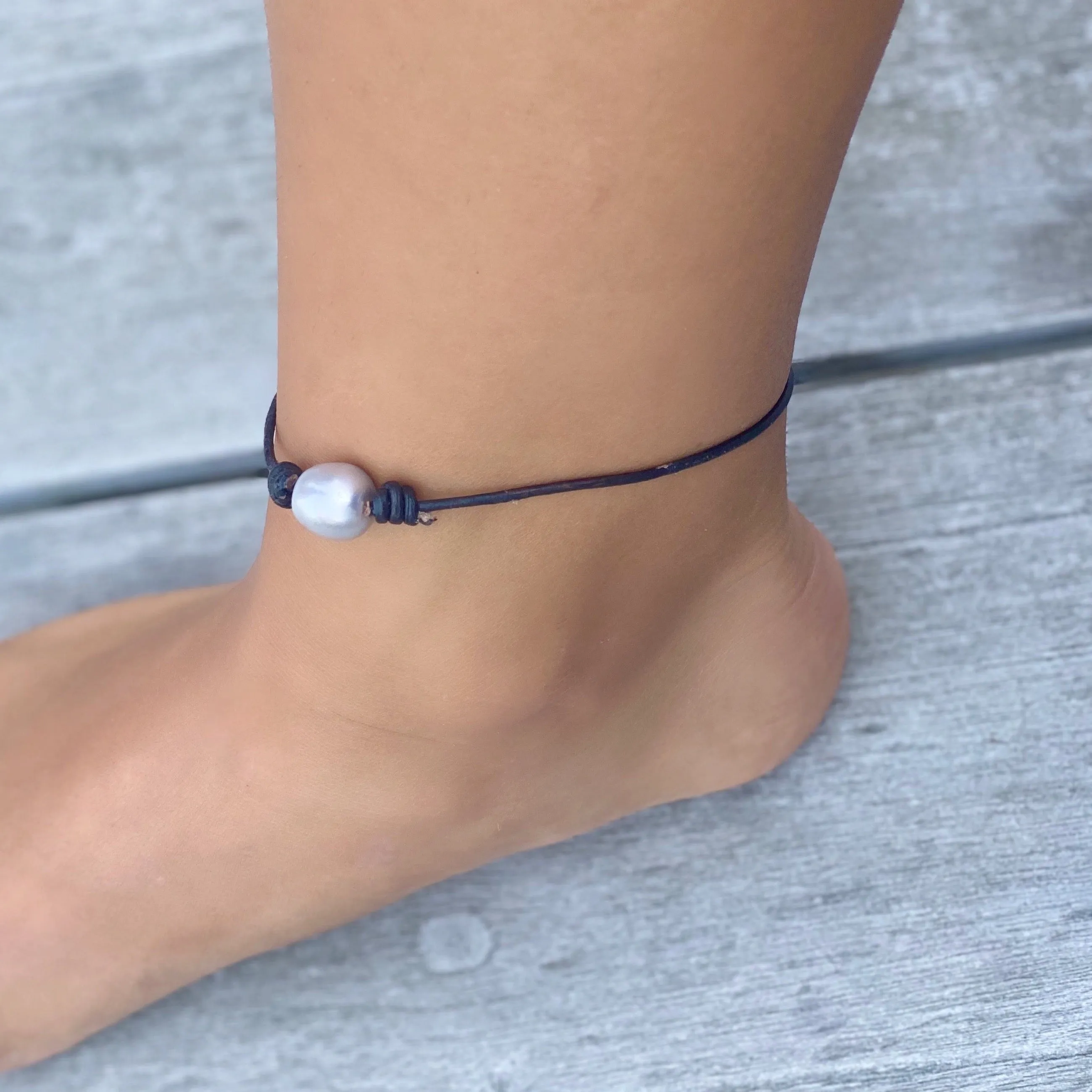 CHARLOTTE MOTHER OF PEARL/ LEATHER - ANKLET