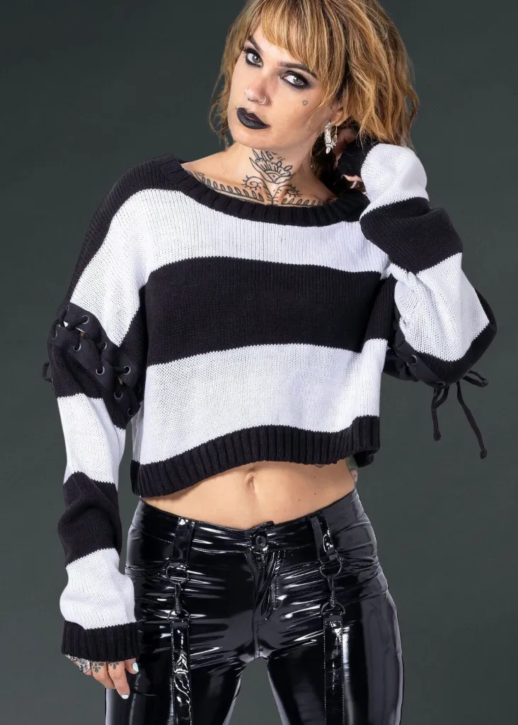 HYPNOSIS BLACK AND WHITE STRIPED CROPPED KNIT SWEATER