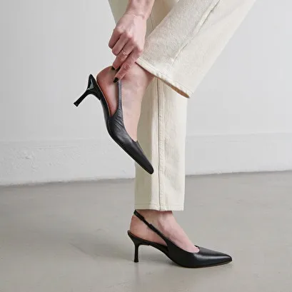 Pointed-toe pumps in black leather