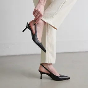 Pointed-toe pumps in black leather