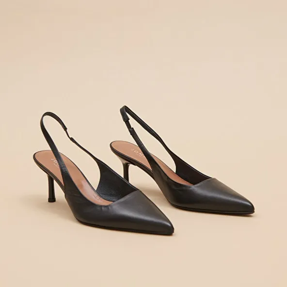 Pointed-toe pumps in black leather