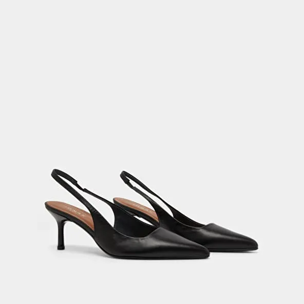 Pointed-toe pumps in black leather