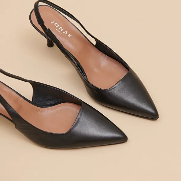 Pointed-toe pumps in black leather