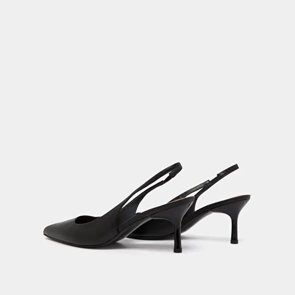 Pointed-toe pumps in black leather